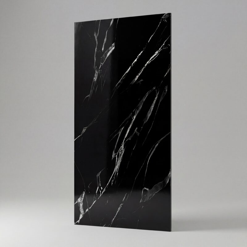 Panel ścienny PCV czarny marmur Classic Black 280x122 cm – packshot z jasnymi żyłami