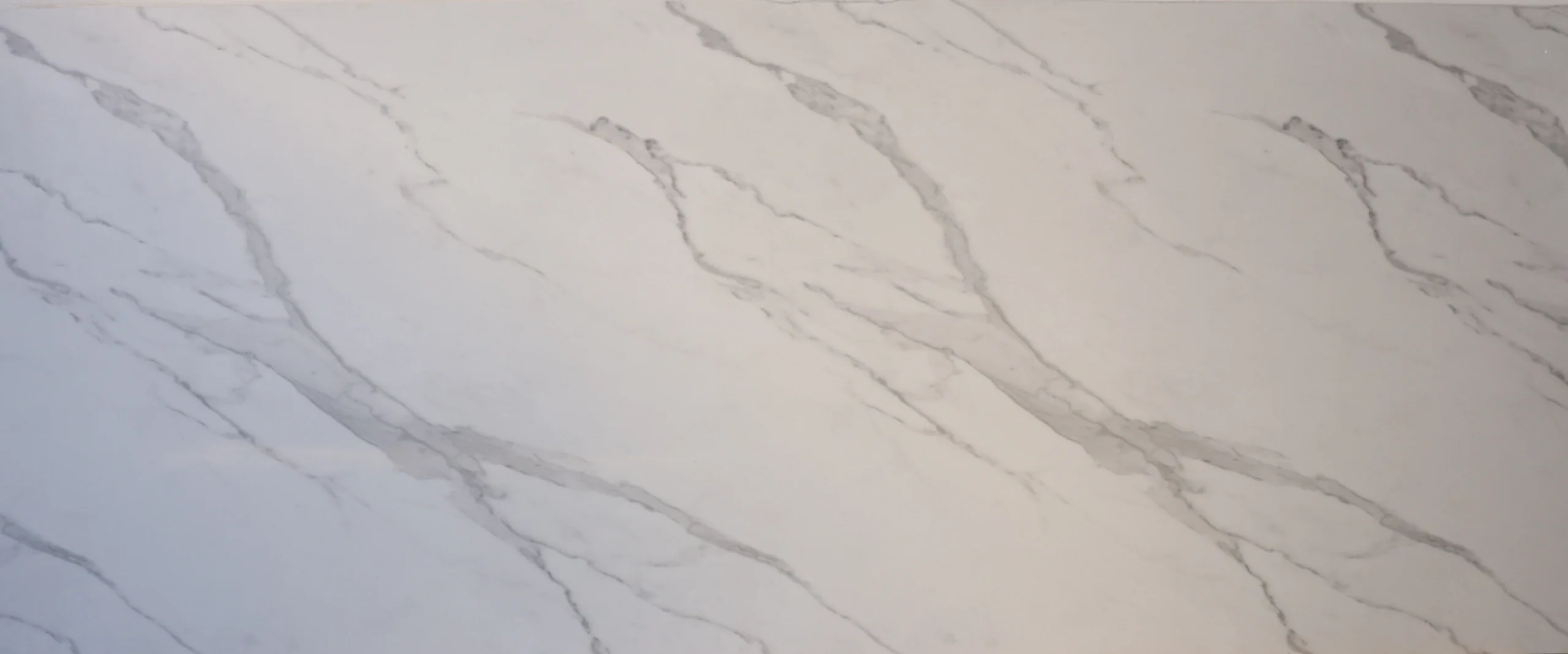 Panel ścienny marmurowy w odcieniu białym z szarymi żyłkami – realistyczne wykończenie ściany do kuchni i łazienki.