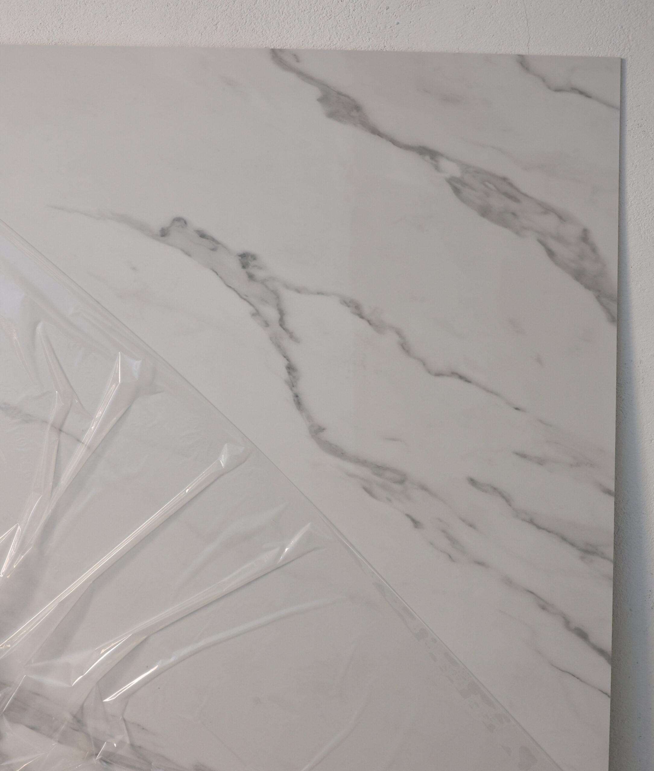 Detal wzoru: Panel ścienny PCV marmurowy w kolorze białym z wyraźnym szarym użyleniem.