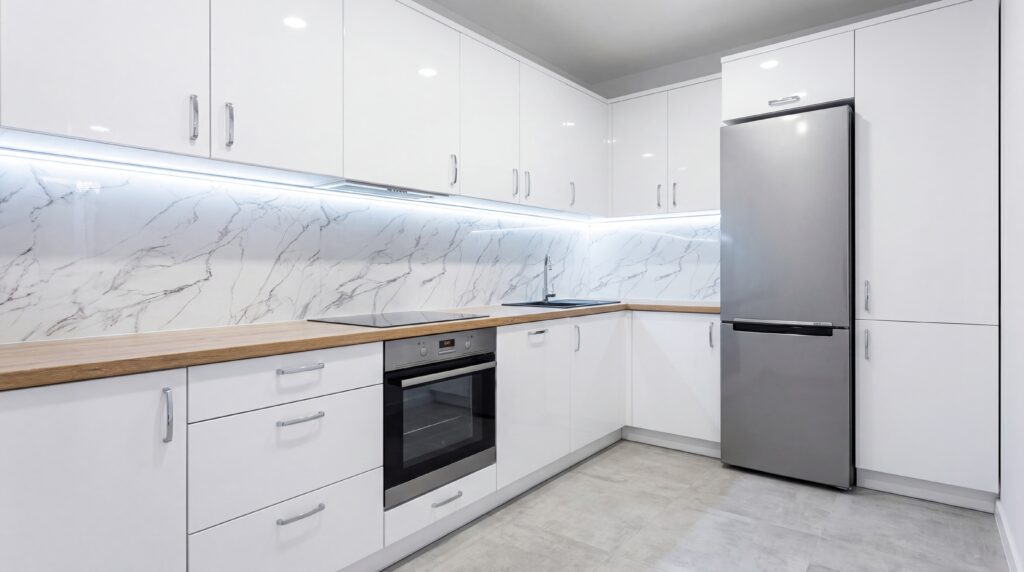 Panele marmurowe PCV Calacatta Classico w kuchni jako pas nad blatem z podświetleniem LED