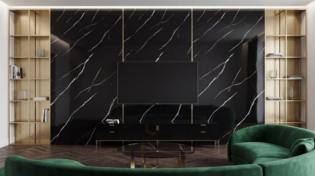 Elegancka ściana TV wykończona panelami ściennymi PCV o wzorze czarnego marmuru ze złotym użyleniem w nowoczesnym salonie