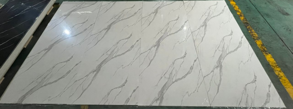 Biały panel ścienny PCV imitacja marmuru Bianco - ciągłość wzoru na 4 połączonych płytach