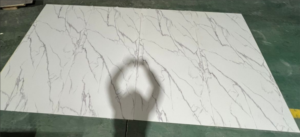 Panele ścienne PCV marmur Calacatta - 3 połączone płyty z zachowaną ciągłością wzoru