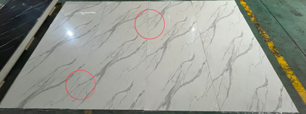 Biały panel ścienny PCV Bianco - zbliżenie na łączenie żył zaznaczone w kółkach