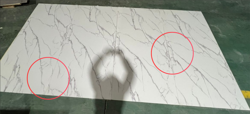 Biały panel ścienny PCV marmur Calacatta - zbliżenie na łączenie żył zaznaczone w kółkach