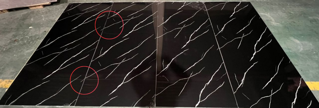 Czarny panel ścienny PCV Nero Marquina - zbliżenie na idealne łączenie żył zaznaczone w kółkach