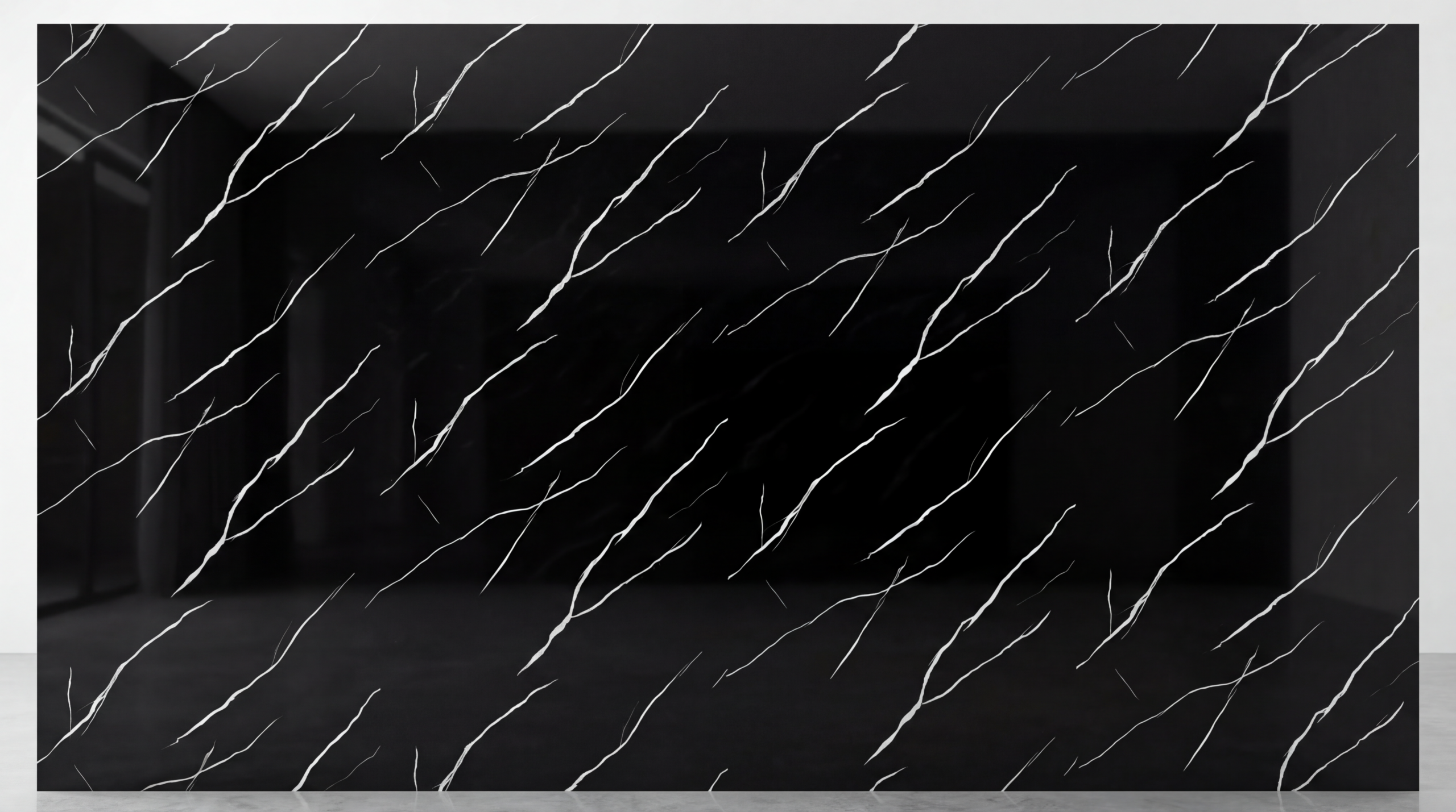 Realistyczne zdjęcie panelu ściennego PCV czarny marmur z wyraźną białą żyłką, zbliżenie na strukturę materiału.