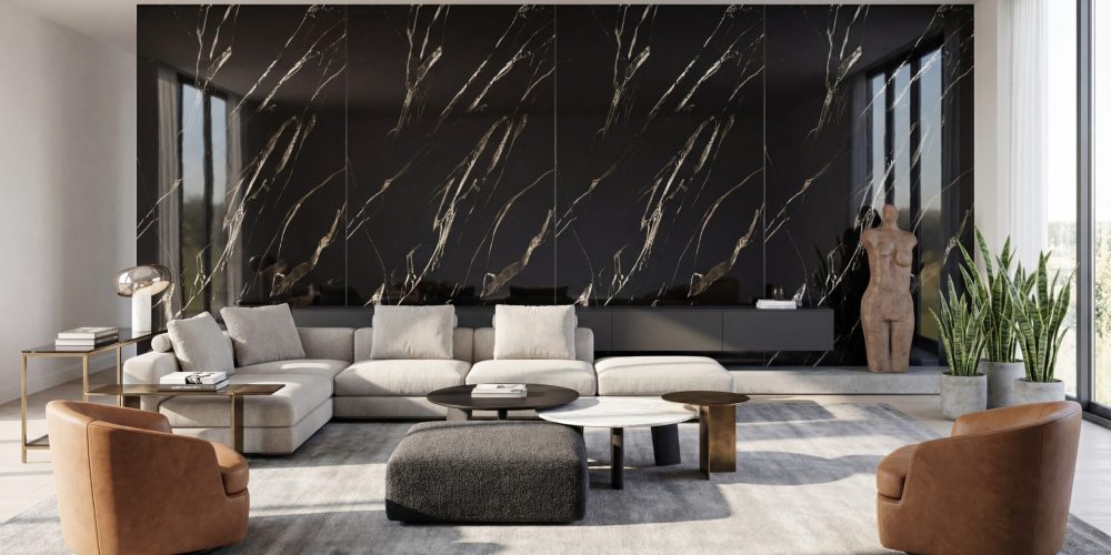 Salon z panelami ściennymi PCV – czarny marmur z jasnym użyleniem na dużej ścianie akcentowej za sofą